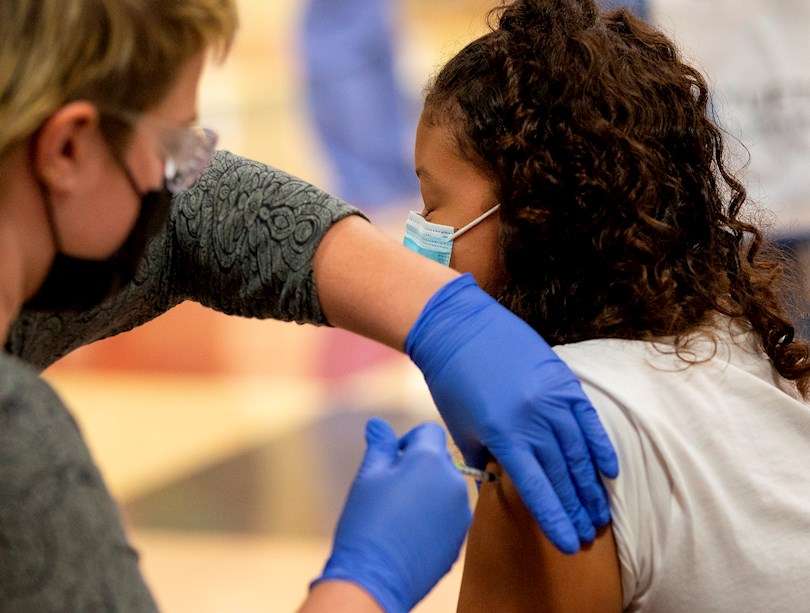 Una niña recibe una dosis de la vacuna de Pfizer-BioNTech contra la covid-19, en Everett, Massachusetts (EE.UU.). Fotografía de archivo. EFE