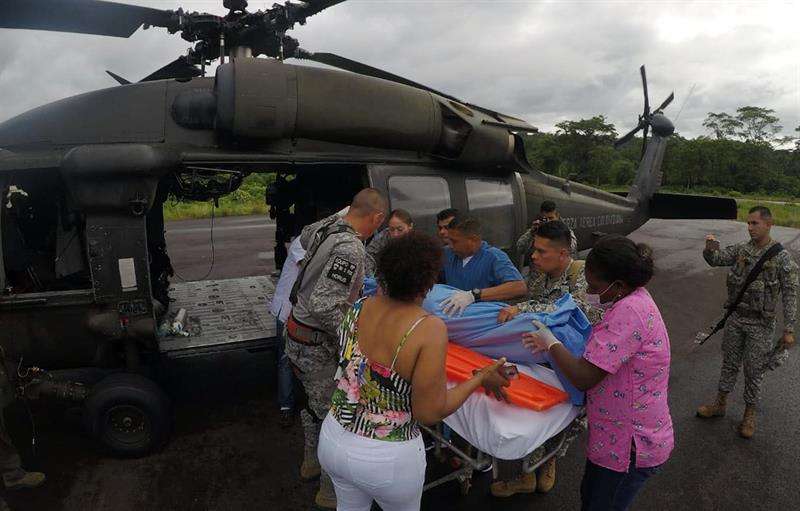 Fotografía cedida por la Armada de Colombia del rescate de indígenas heridos durante enfrentamientos entre ELN y el “Clan del Golfo” hoy, domingo 26 de agosto de 2018, Bahía Solano (Colombia). EFE/Cortesía Armada de Colombia