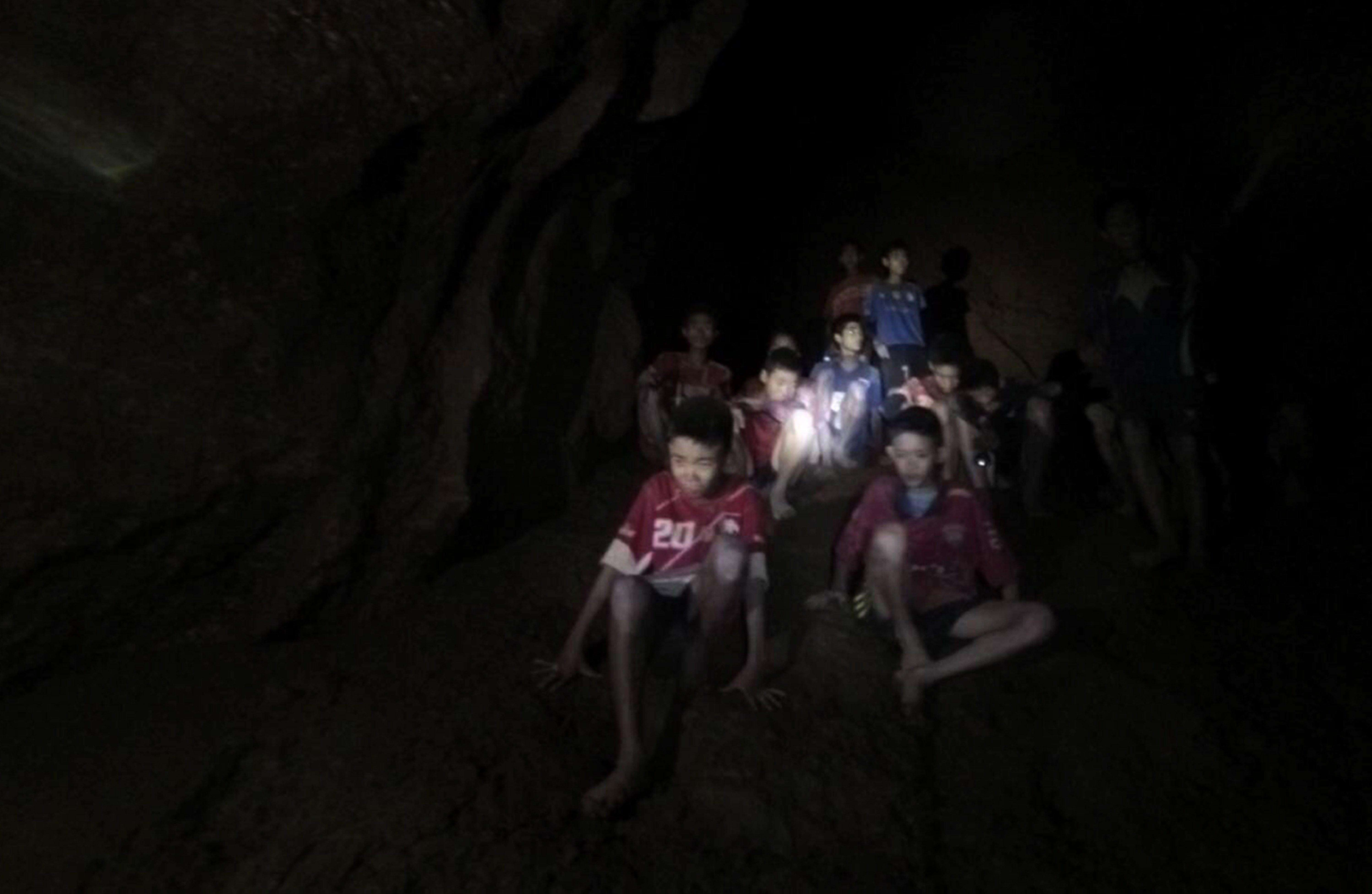 Los niños futbolistas tailandeses atrapados en una cueva. Foto:EFE