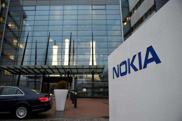 Vista del logotipo de Nokia en la entrada de la sede de la compañía en Espoo (Finlandia). EFE