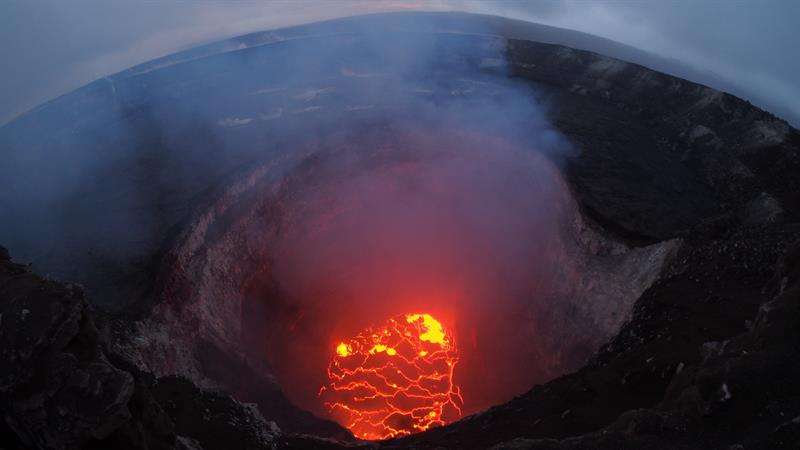 Imagen proporcionada por el Servicio Geológico de Estados Unidos (USGS, por sus siglas en inglés), que muestra el norte del cráter del volcán hawaiano Kilauea, en Pahoa, Hawái (Estados Unidos). EFE