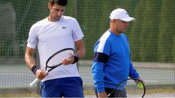 Novak Djokovic (izq.) y su ex entrenador eslovaco Marjan Vajda. Foto: AP