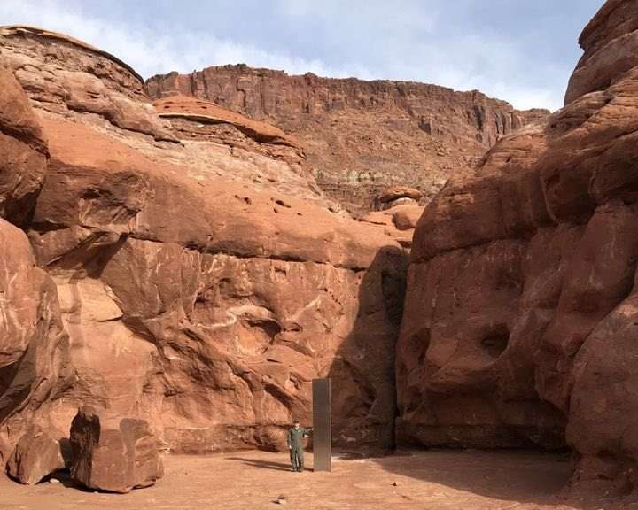 El pilar triangular brillante, que sobresale aproximadamente más de tres metros de las rocas rojas del sur del estado de Utah. Imagen: @MChannels 