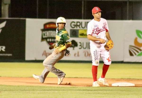 Panamá Oeste lució superior a Coclé en los dos primeros partidos de la Serie Final del Campeonato Nacional de Béisbol Juvenil. Foto: Fedebeis