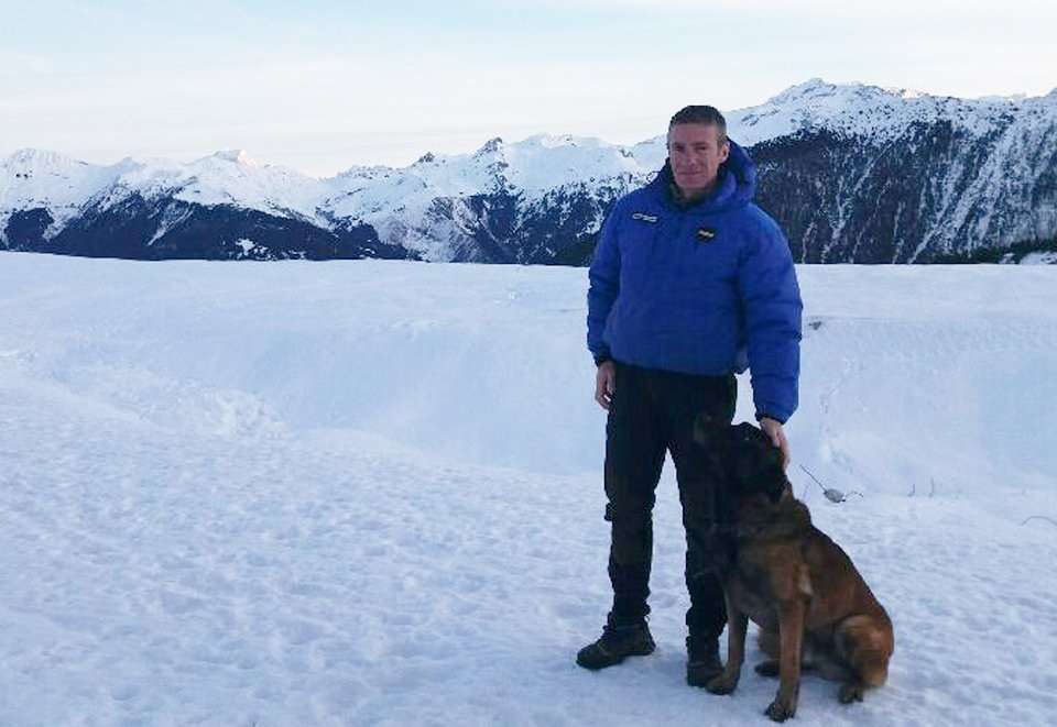 El oficial de órdenes de @Gendarmerie Raphael C. y su perro Gétro rescató a un niño de una avalancha. Foto:  @CCastaner  