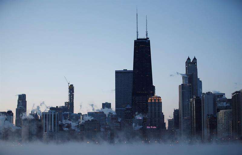 Amanecer de este miércoles en el lago Michigan en Chicago, Illinois, Estados Unidos. Un vórtice polar hará que se desplomen las temperaturas bajo cero en el medio oeste del país. EFE