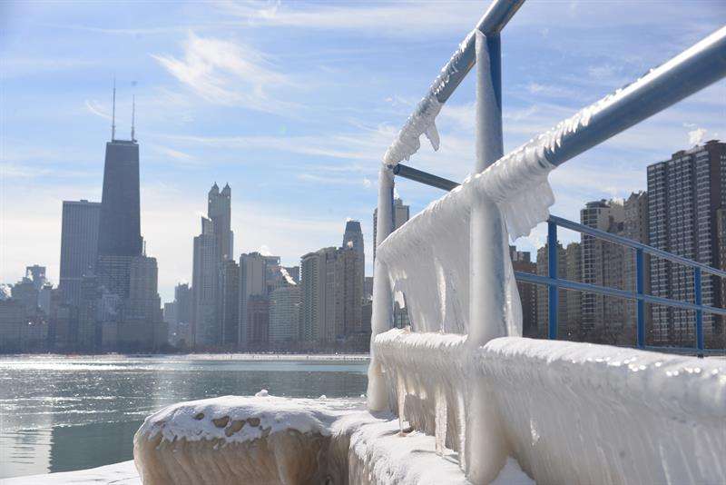 Vista de los alrededores congelados de un lago, en Chicago (EE.UU.). EFE