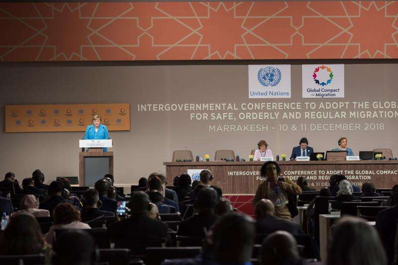 La canciller alemana, Angela Merkel (i), interviene en la conferencia intergubernamental de la ONU organizada en la ciudad marroquí de Marrakech. AP