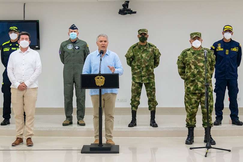Mandatario, Iván Duque (c), habla junto al ministro de Defensa, Diego Molano (i), y los comandantes de las Fuerzas Militares y de Policía, hoy, en Cartagena (Colombia). EFE