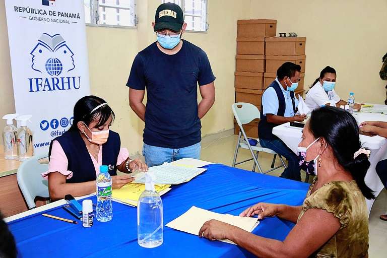 Con el Pase-U se puede comprar alimentos y equipos tecnológicos para uso escolar.