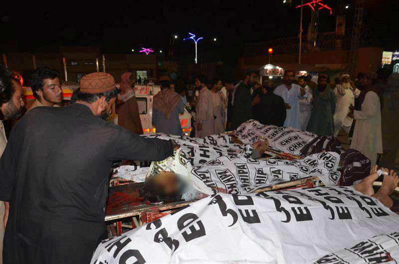 Las personas identifican los cuerpos de sus familiares después de un atentado suicida con bomba que tuvo como objetivo un mitin de la campaña electoral de Baluchistán Awami Party, en Mastung, en Quetta, Pakistán, el 13 de julio de 2018. EFE