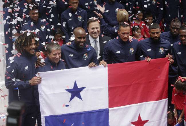 Los jugadores de la Selección Mayor de Fútbol de Panamá durante la entrega de la bandera.