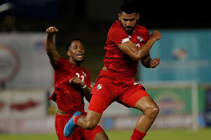Anibal Godoy (d) de Panamá celebra un gol contra R.Dominicana. /EFE