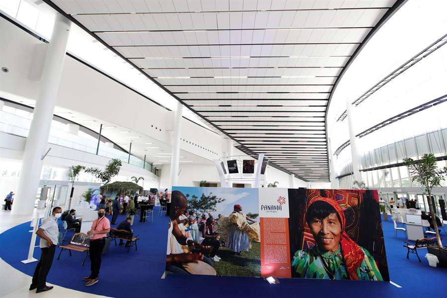 Visitantes recorren el Panama Convention Center (PCC) el día de su inauguración. EFE
