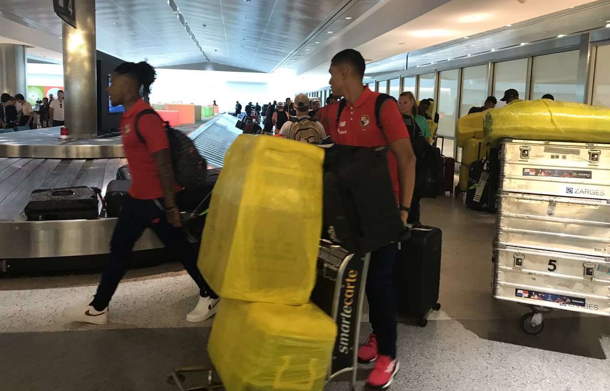 Jugadores panameños llegan a Houston, donde a las 6:10 de la tarde continuarán su viaje a Minneapolis, Minnesota.  Foto: Fepafut 