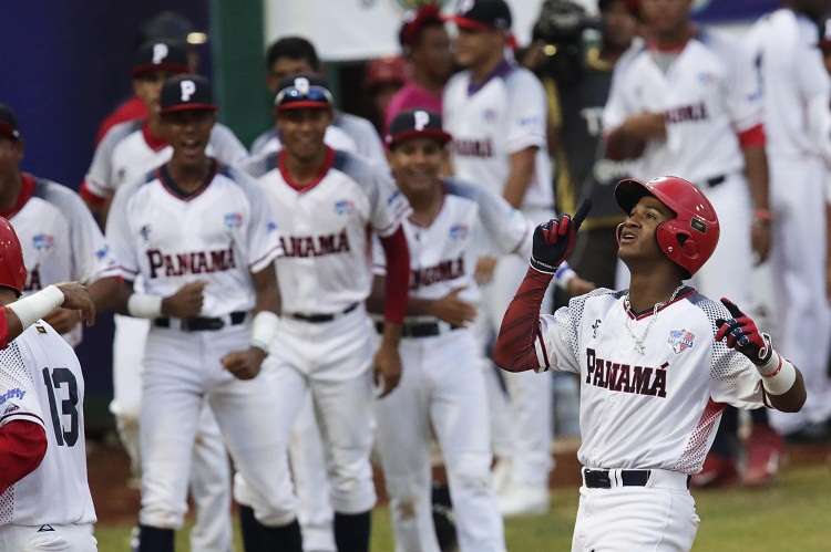 Carlos González (d) de Panamá celebra la victoria ante Japón, el viernes. Foto: EFE