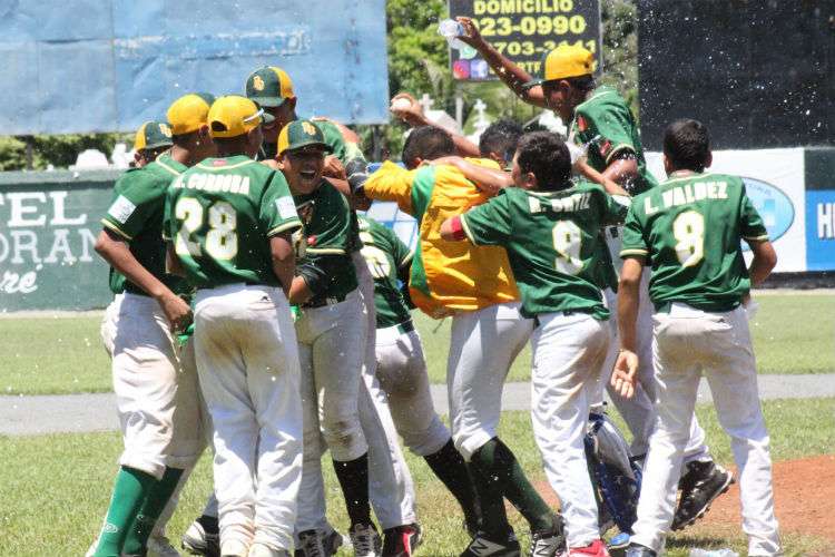 Jugadores de Panamá Oeste celebran la obtención del título. Foto: Fedebeis