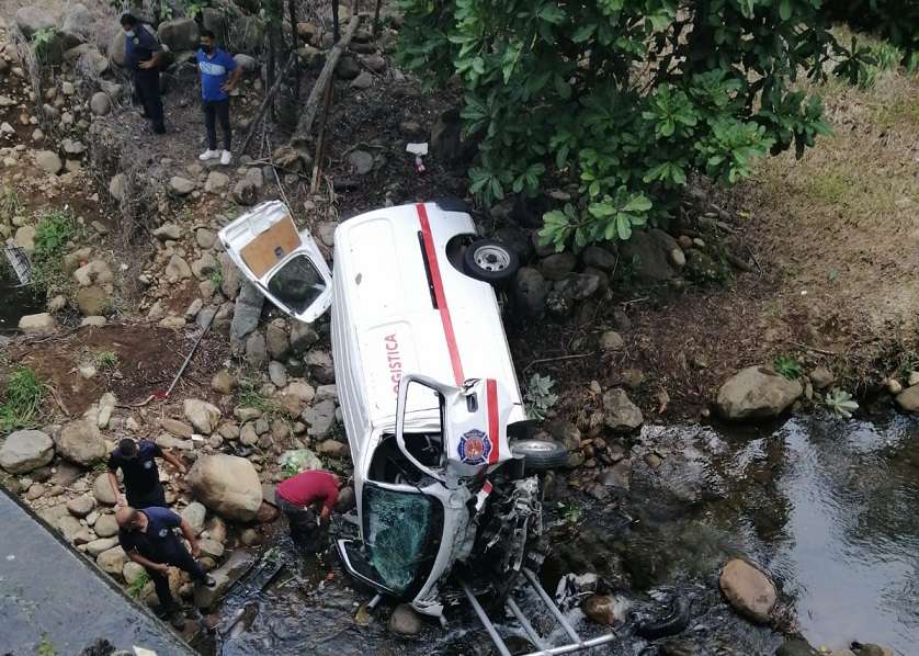 Panel de los Bomberos cayó al vacío en el Quebrada Grande,  Chiriquí.