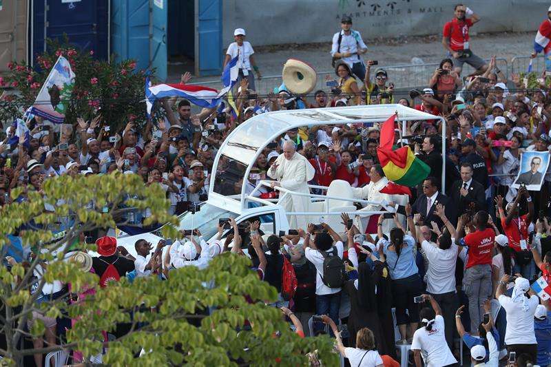 El papa Francisco saluda este jueves a su llegada al campo Santa María La Antigua para participar en la ceremonia de acogida de la Jornada Mundial de la Juventud (JMJ), en Ciudad de Panamá (Panamá). EFE