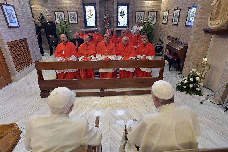 El papa Francisco (c-d) durante una ceremonia para nombrar nuevos cardenales en El Vaticano. Foto: EFE