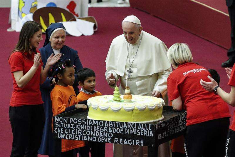 El papa Francisco recibió este domingo una tarta por su 82 cumpleaños, durante una audiencia con niños de un dispensario pediátrico en el Vaticano. EFE