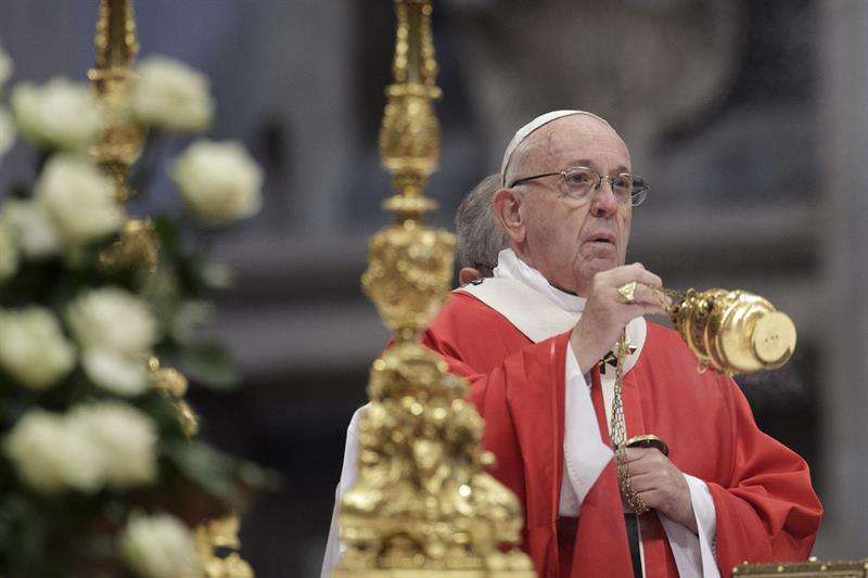 El papa Francisco distinguió a estos tres últimos prelados mayores de 80 años -un arzobispo, un obispo y un religioso- que no serían electores en un hipotético cónclave para elegir papa y les distinguirá con la púrpura por &quot;su servicio a la Iglesia&quot;. EFE