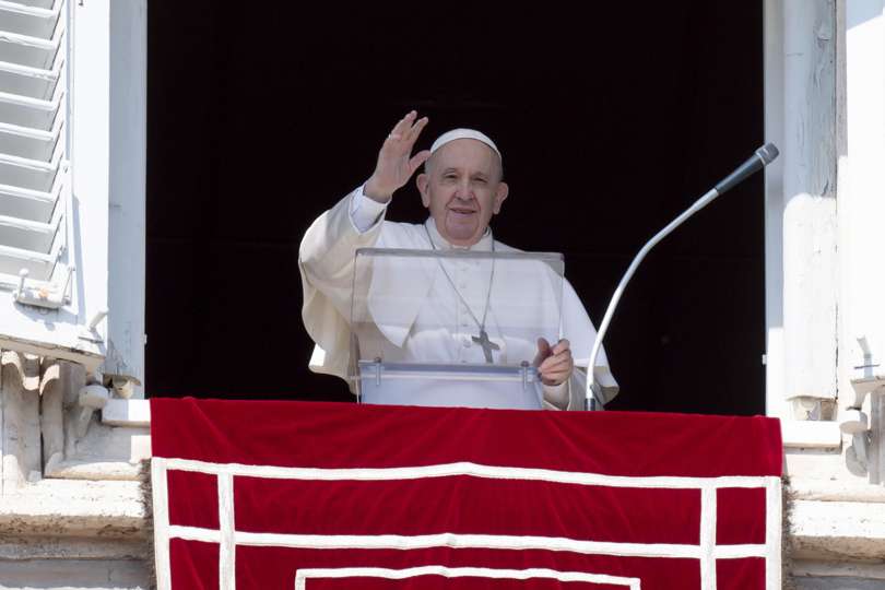 El papa Francisco saluda a los fieles congregados este domingo en la Plaza de San Pedro, en el Vaticano, para el rezo del Ángelus. EFE