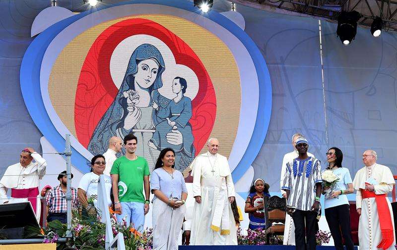 El papa Francisco participa en la ceremonia de acogida de la Jornada Mundial de la Juventud (JMJ) que se celebra este jueves en el campo Santa María La Antigua, en Ciudad de Panamá (Panamá). EFE