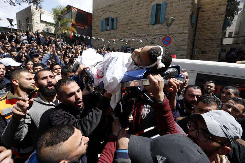Palestinos llevan el cuerpo del joven de 17 años Sajed Mizher antes de su funeral este miércoles en la ciudad cisjordana de Belén. EFE