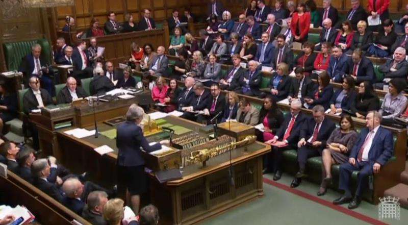 La primera ministra británica, Theresa May (d), participa en una sesión de control al Gobierno en el Parlamento británico, este miércoles en Londres (Reino Unido). EFE