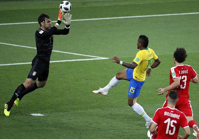 Paulinho anota el primer gol de Brasil en el encuentro contra Serbia./EFE