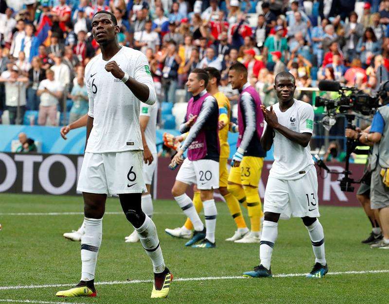 El centrocampista francés Paul Pogba y el centrocampista francés Kanté (d) celebran la victoria tras el partido Uruguay-Francia. Foto EFE
