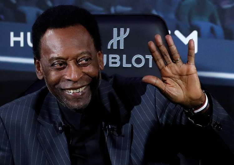 La leyenda del fútbol Pelé posa durante un acto de una marca suiza de relojes celebrado este martes 2 de abril en París. Foto: EFE