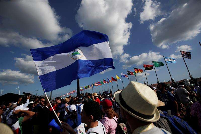 Peregrinos de Nicaragua caminan frente a la bahía de Panamá el pasado 21 de enero de 2019, días antes del inicio de la Jornada Mundial de la Juventd (JMJ) en ciudad de Panamá (Panamá). EFE