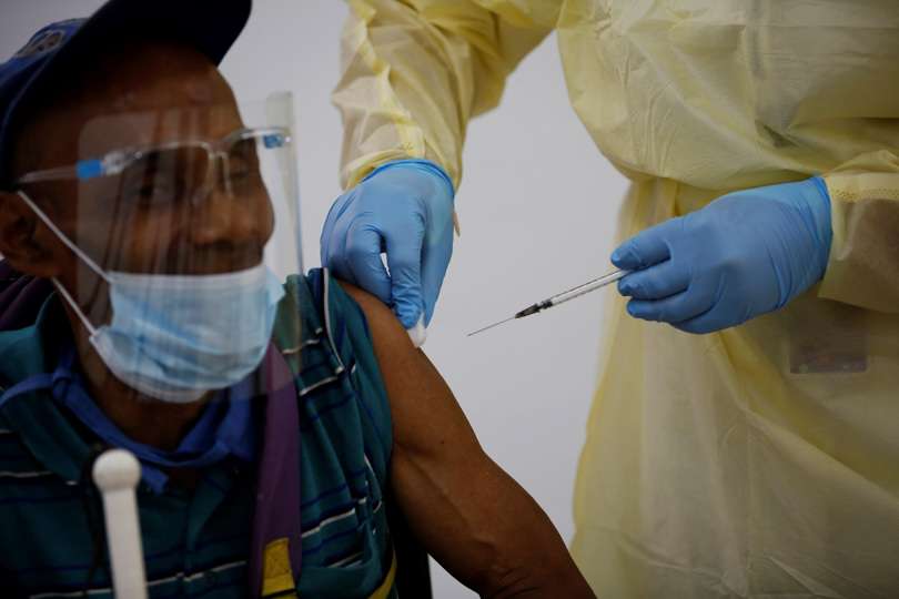 Una persona recibe la segunda dosis de la vacuna Pfizer contra la covid-19 en Ciudad de Panamá. EFE