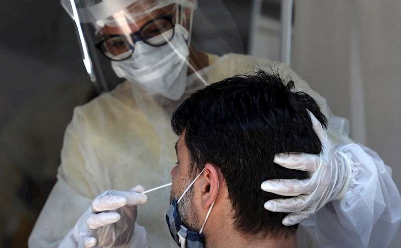 Personal médico le toma la prueba de coronavirus a un hombre en São Gonçalo, estado de Río de Janeiro (Brasil), en una fotografía de archivo. EFE