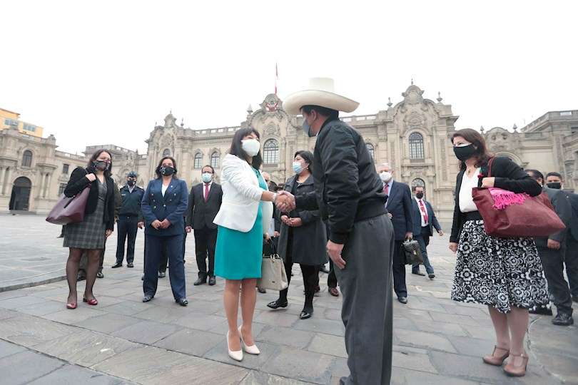 Mandatario Pedro Castillo mientras despide a la primera ministra, Mirtha Vásquez, a su salida del Palacio de Gobierno junto al gabinete de ministros, en Lima (Perú). EFE