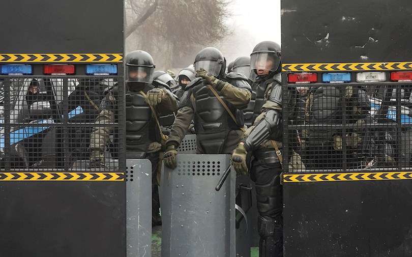 Policías antidisturbios vigilan una calle durante las manifestaciones por la subida de los precios de la energía en Almaty, Kazajstán.- EFE