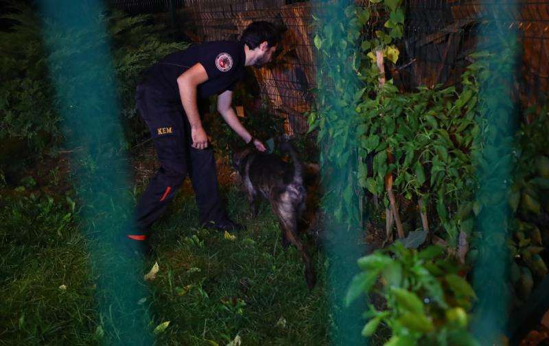 Policías forenses turcos trabajaban con un perro de rastreo y rescate en la residencia del cónsul saudí Mohammed al-Otaibi en Estambul (Turquía), el pasado 17 de octubre. EFE/Archivo