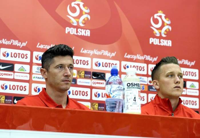 Los jugadores de la selección nacional de Polonia Robert Lewandowski (i) y Piotr Zielinski (d) durante la rueda de prensa./EFE