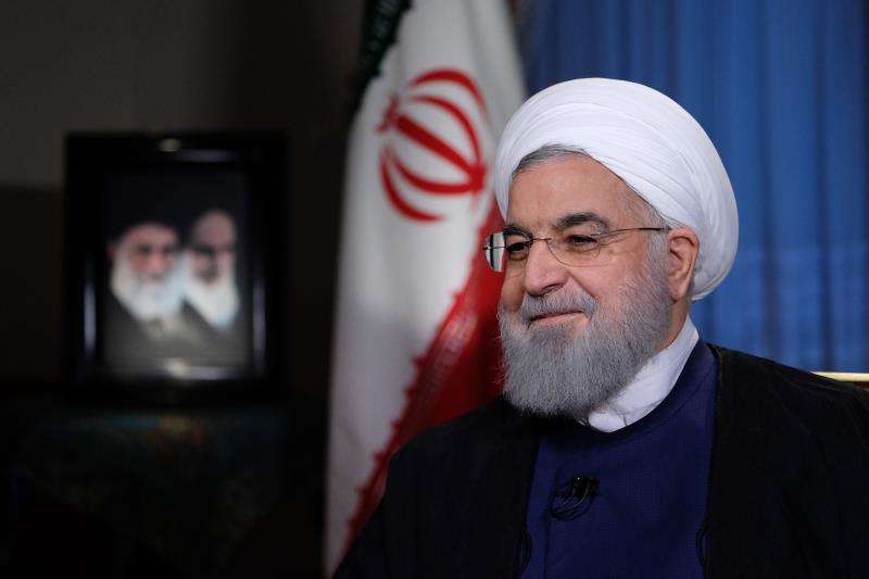 Fotografía cedida por la Presidencia iraní que muestra al presidente de Irán, Hasan Rohaní, durante una entrevista televisiva en Teherán (Irán) hoy, 6 de agosto del 2018. EFE