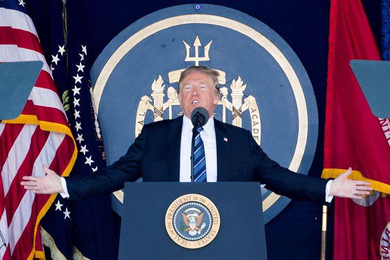 El presidente estadounidense, Donald Trump, pronuncia su discurso mientras asiste a la graduación de los cadetes de la promoción de 2018 en la Academia Naval de Annapolis (Maryland), Estados Unidos. EFE