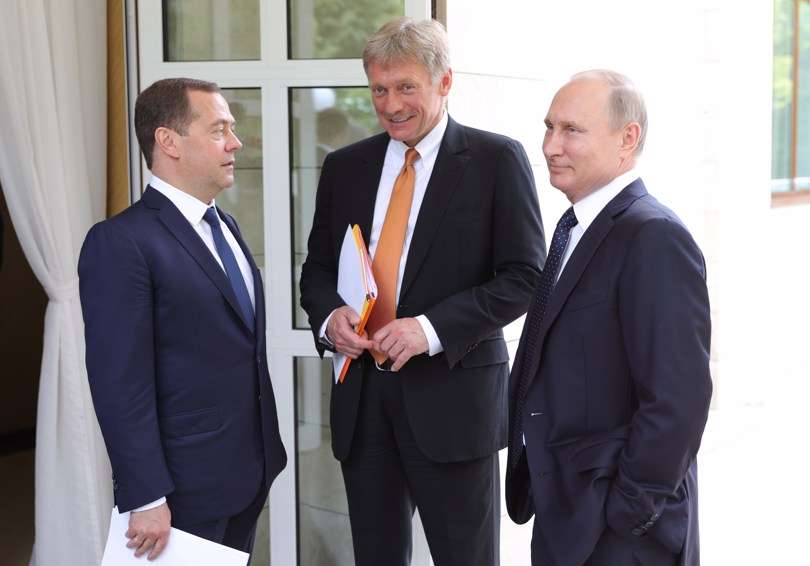 Imagen de archivo del presidente ruso, Vladímir Putin (d), el vicepresidente del Consejo de Seguridad del país, Dmitry Medvedev (i), y el portavoz del Kremlin, Dmitry Peskov. EFE