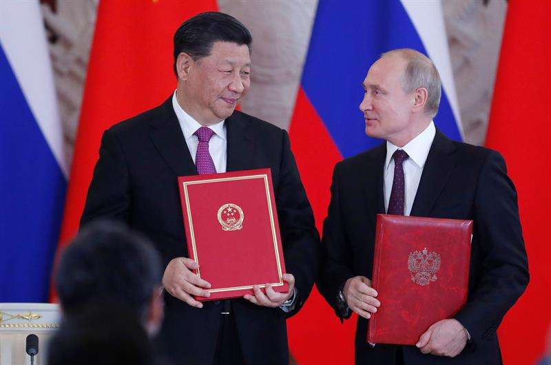 El presidente ruso, Vladímir Putin (d), posa junto a su homólogo chino, Xi Jinping (i), tras su reunión de este miércoles en el Kremlin de Moscú, Rusia. EFE