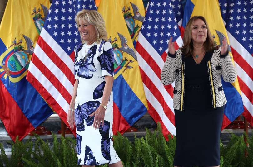 La primera dama de los Estados Unidos, Jill Biden (i), posa junto a la primera dama de Ecuador, María de Lourdes Alcívar (d), hoy, en el Palacio de Carondelet, en Quito (Ecuador). EFE