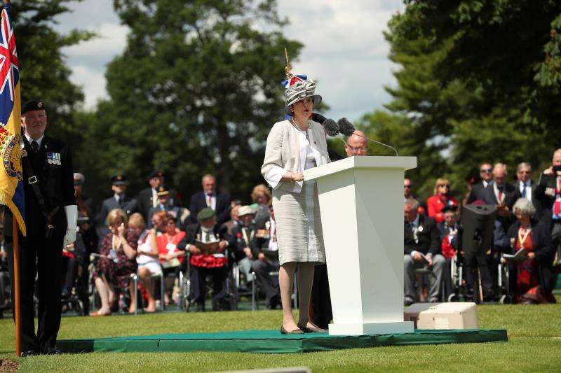 La primera ministra británica, Theresa May, en un momento del discurso que pronunció este jueves en una ceremonia en el Cementerio de la Commonwealth con motivo de las celebraciones del 75º aniversario del desembarco de Normandía. EFE