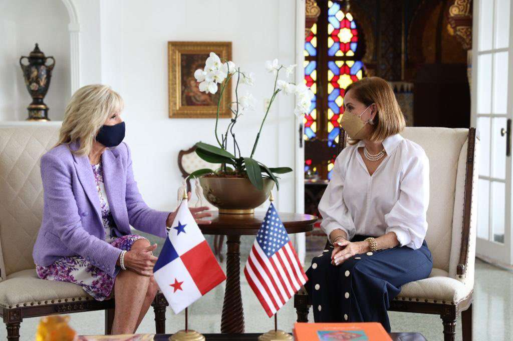 Como parte de la visita de la primera dama de Estados Unidos, Jill Biden a nuestro país, la Primera Dama,  Yazmín Colón de Cortizo, sostuvieron una reunión en el Palacio de las Garzas.