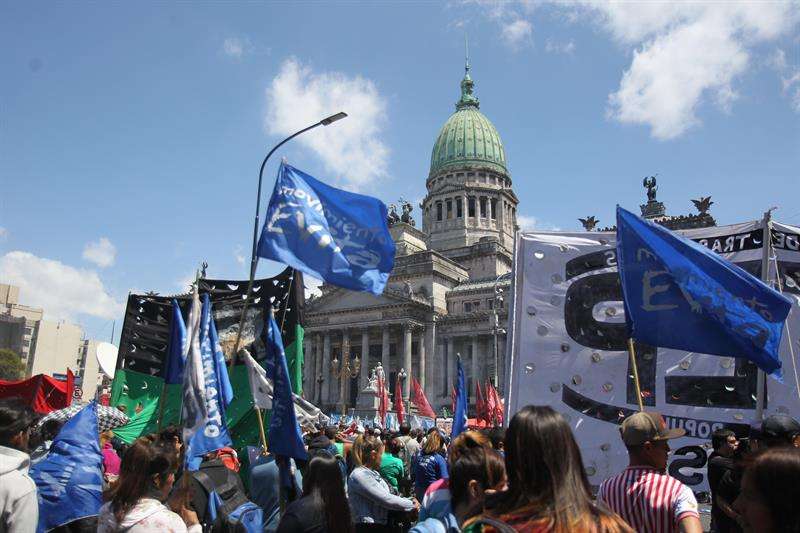 Miles de personas se reúnen hoy, martes 23 de octubre de 2018, en la plaza del Congreso, en Buenos Aires (Argentina), para mostrar su rechazo al proyecto de Presupuesto para 2019. EFE