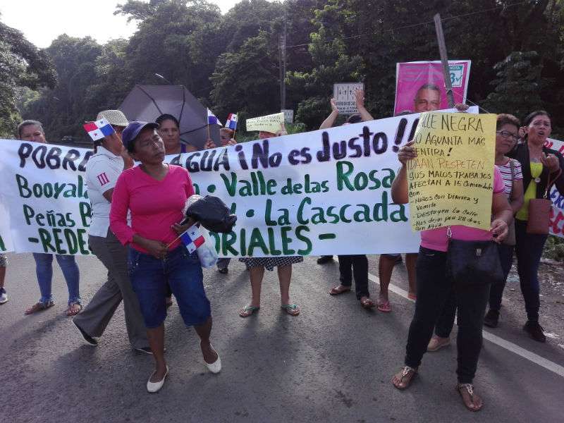 Al lugar fue desplegado un fuerte contingente policial para reprimir a los manifestantes. Foto: Eric Montenegro