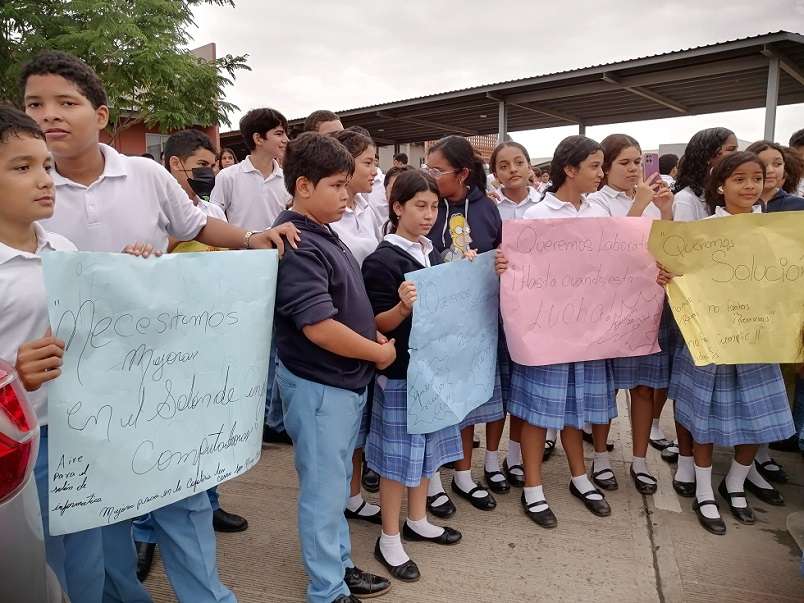 La asociación de padres de familia del colegio, por su parte, anunció el respaldo a la medida de protesta.